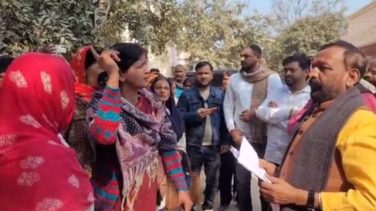 रायबरेली में आशा बहुओं का प्रदर्शन: सरकार के खिलाफ खोला मोर्चा, सौंपा ज्ञापन