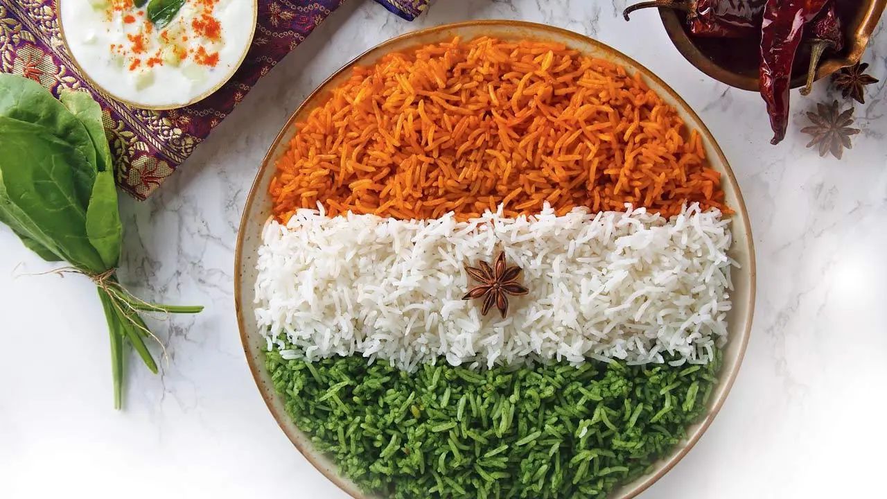 दोपहर के भोजन के लिए तिरंगा पुलाव परंपरा और स्वाद का अनोखा मेल है। केसर, सादे चावल और हरी सब्जियों की परतें इसे खास बनाती हैं और थाली की शोभा बढ़ा देती हैं। (Img: Google)