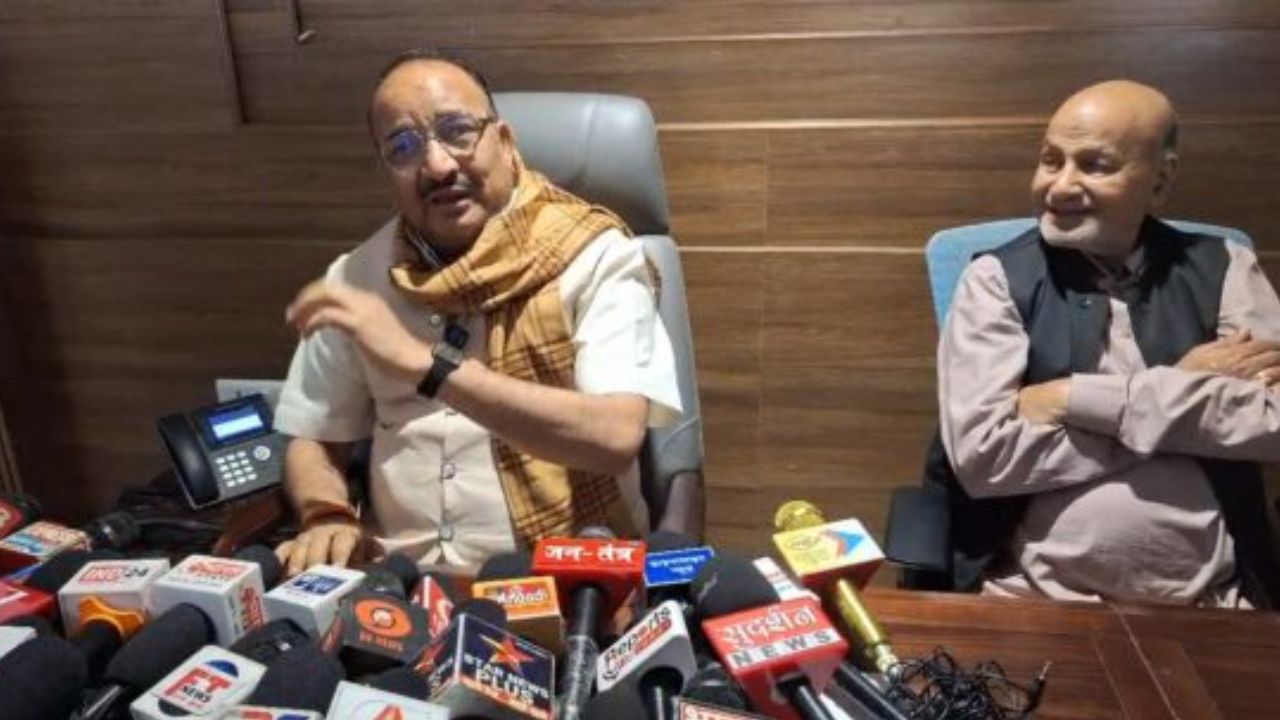 फिरोज गांधी के ड्राइविंग लाइसेंस पर सियासी घमासान, राज्य मंत्री दिनेश सिंह ने उठाए गंभीर सवाल