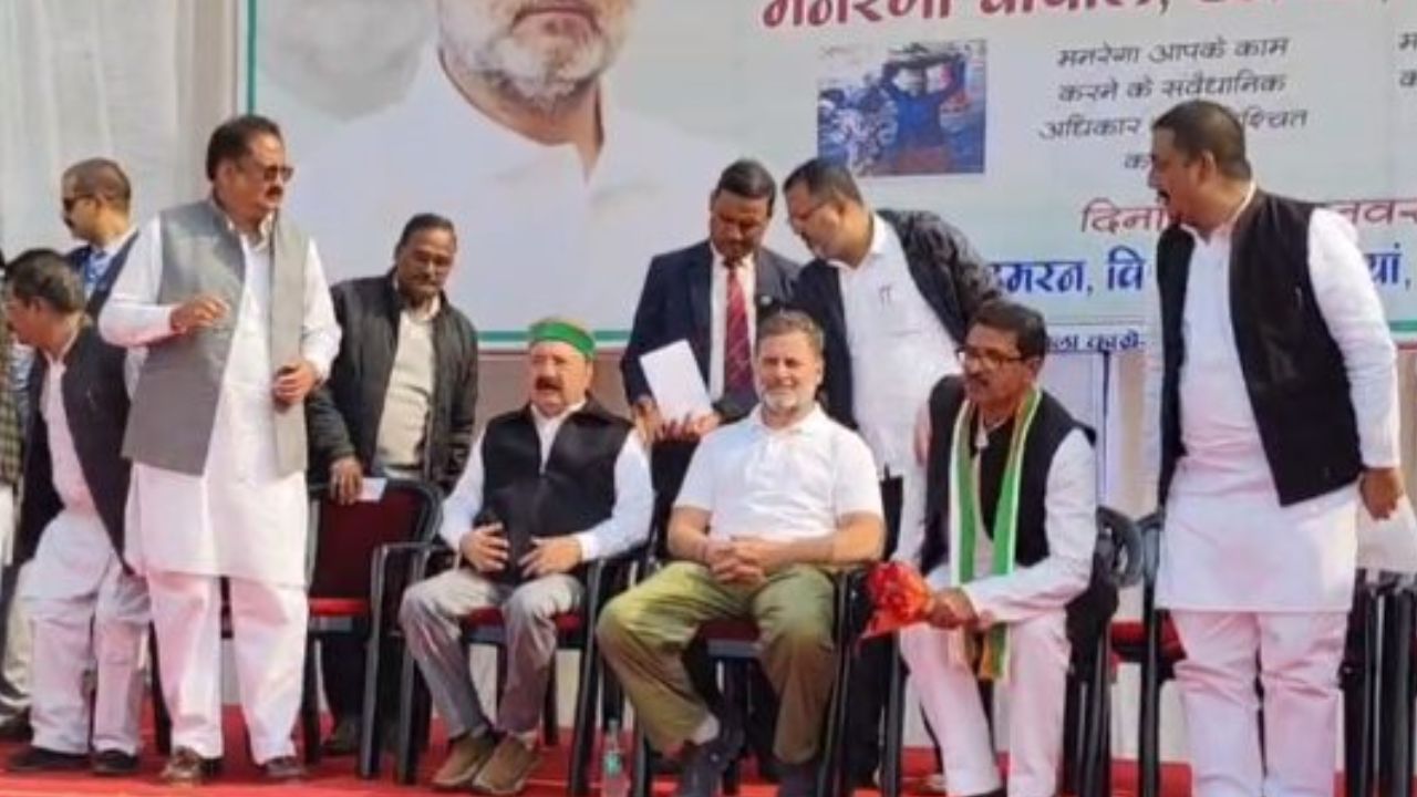 रायबरेली दौरे पर राहुल गांधी का मोदी सरकार पर हमला, कहा- गरीबों की सुरक्षा खतरे में