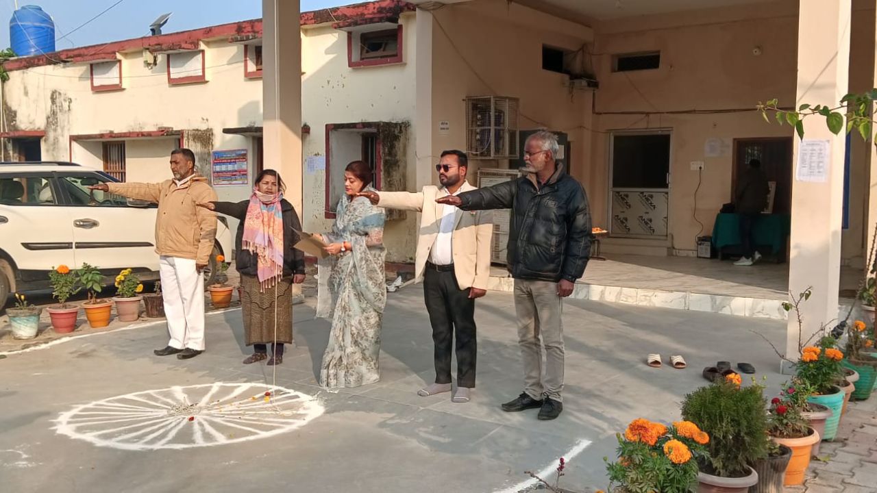 Block head Anjali Pandey hoisted the flag at the block headquarters