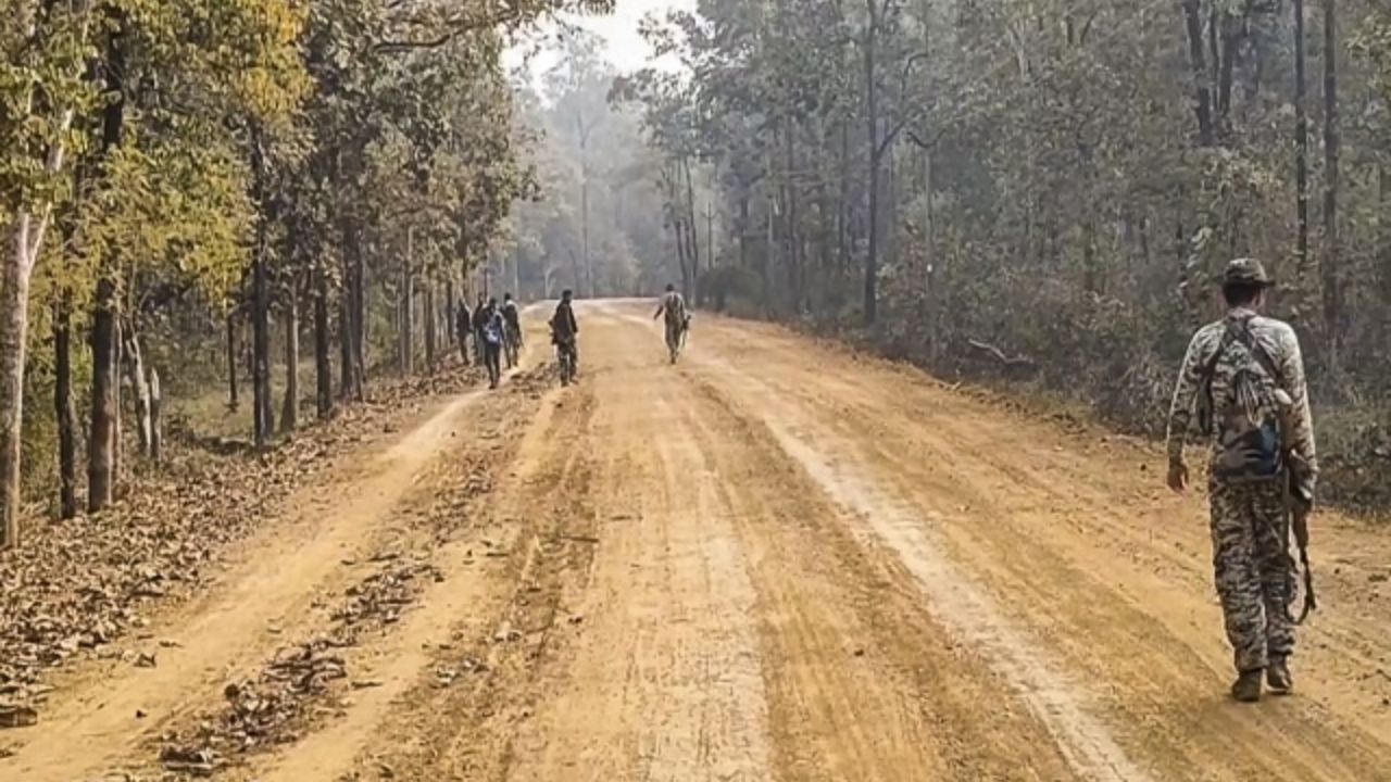 CG IED Blast: बीजापुर में नक्सलियों का हमला, प्रेशर बम धमाकों में 11 सुरक्षाकर्मी घायल; जानिये पूरा अपडेट