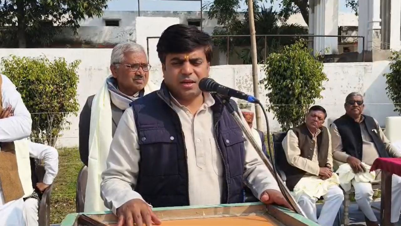 77वें गणतंत्र दिवस पर करहल पहुंचे विधायक तेज प्रताप यादव, जानिये पूरा अपडेट