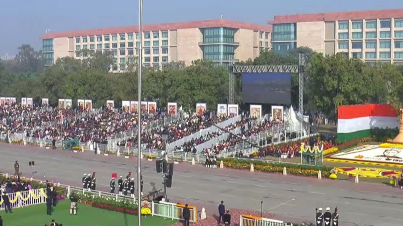 इस वर्ष गणतंत्र दिवस की थीम “150 Years of Vande Mataram” रखी गई है। राष्ट्रीय गीत वंदे मातरम् के 150 वर्ष पूरे होने पर यह थीम चुनी गई। परेड, झांकियों, सांस्कृतिक कार्यक्रमों और जनसंपर्क अभियानों के माध्यम से इसके ऐतिहासिक और सांस्कृतिक महत्व को दर्शाया गया। (फोटो सोर्स- इंटरनेट) इस वर्ष गणतंत्र दिवस की थीम “150 Years of Vande Mataram” रखी गई है। राष्ट्रीय गीत वंदे मातरम् के 150 वर्ष पूरे होने पर यह थीम चुनी गई। परेड, झांकियों, सांस्कृतिक कार्यक्रमों और जनसंपर्क अभियानों के माध्यम से इसके ऐतिहासिक और सांस्कृतिक महत्व को दर्शाया गया। (फोटो सोर्स- इंटरनेट)