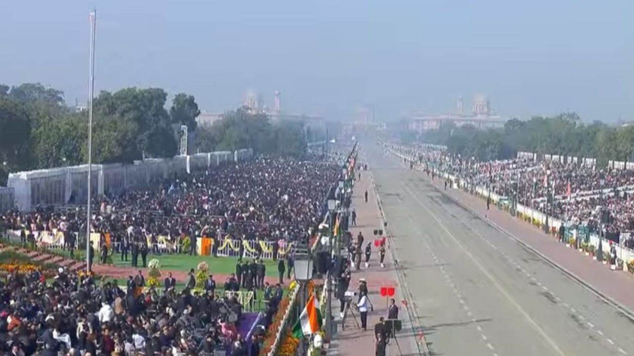 61 कैवेलरी का घुड़सवार दस्ता इस वर्ष युद्धक साजो-सामान के साथ कर्तव्य पथ पर उतरा। ‘फेज्ड बैटल एरे फॉर्मेशन’ में सेना के हथियार और प्लेटफॉर्म वास्तविक युद्ध तैनाती की झलक देते नजर आए। यह परेड का सबसे आकर्षक और चर्चित दृश्य रहा। (फोटो सोर्स- इंटरनेट) 61 कैवेलरी का घुड़सवार दस्ता इस वर्ष युद्धक साजो-सामान के साथ कर्तव्य पथ पर उतरा। ‘फेज्ड बैटल एरे फॉर्मेशन’ में सेना के हथियार और प्लेटफॉर्म वास्तविक युद्ध तैनाती की झलक देते नजर आए। यह परेड का सबसे आकर्षक और चर्चित दृश्य रहा। (फोटो सोर्स- इंटरनेट)