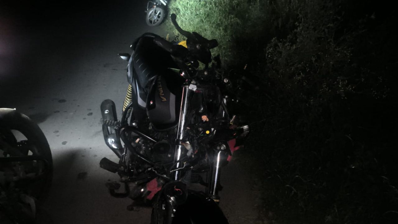 देवरिया में रात की रफ्तार ले गई जान, नीलगाय से टकराई बाइक; एक की मौत और दो युवक जिंदगी से जूझ रहे