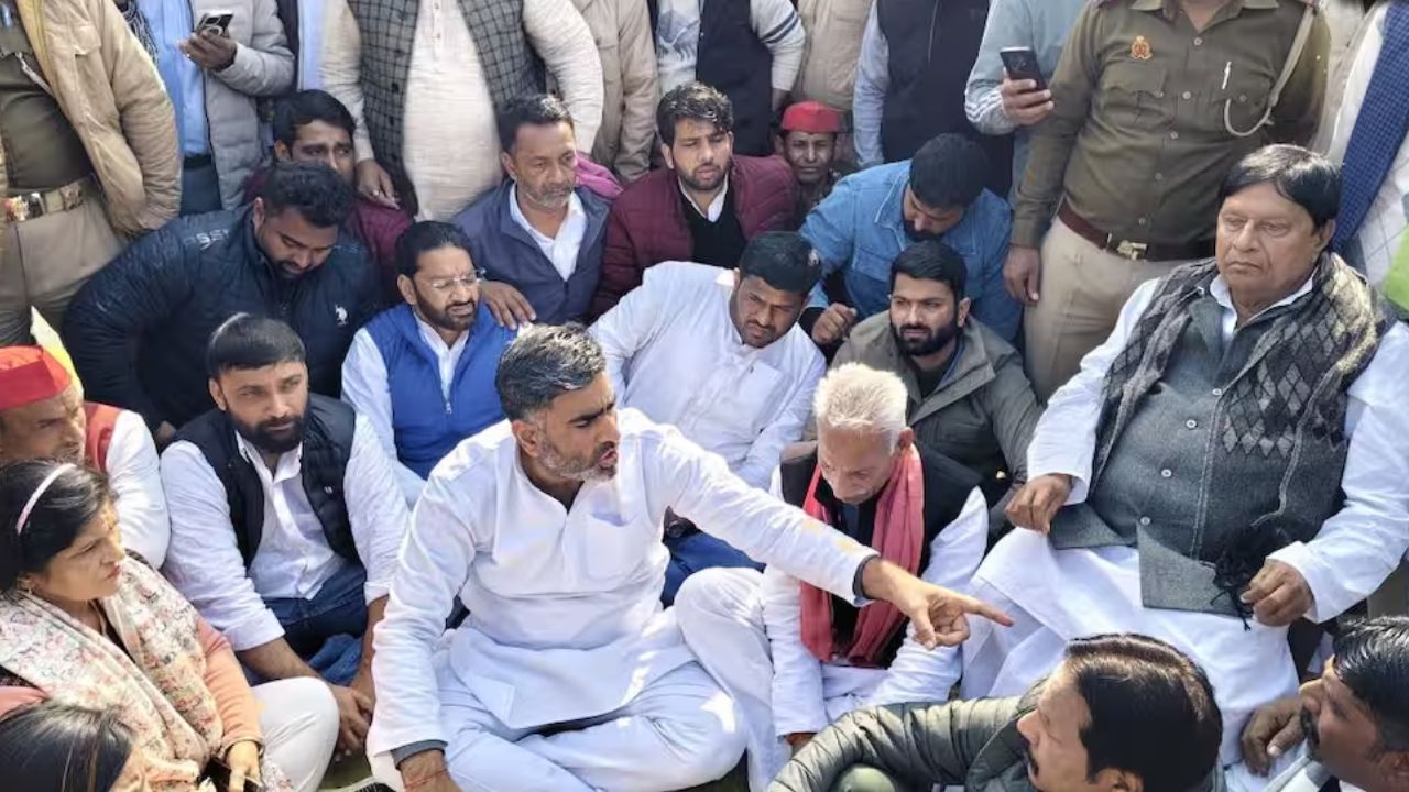 मेरठ में सांसद रामजीलाल सुमन का काफिला रोका, बोले- दलित परिवार के साथ सपा