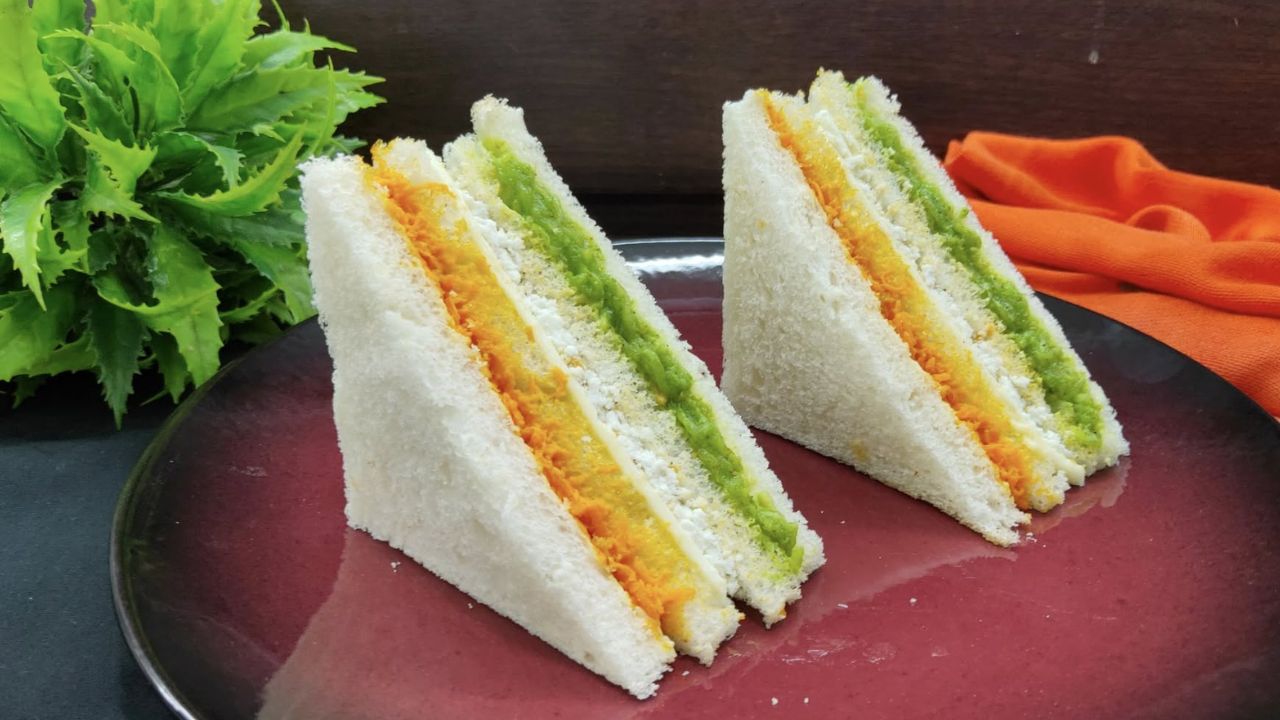 सबसे आसान और लोकप्रिय विकल्प है तिरंगा सैंडविच। ब्रेड की स्लाइस पर हरी चटनी, सफेद मेयोनीज और केसरिया रंग के लिए गाजर या टमाटर का पेस्ट लगाकर यह मिनटों में तैयार हो जाता है। (Img: Google)