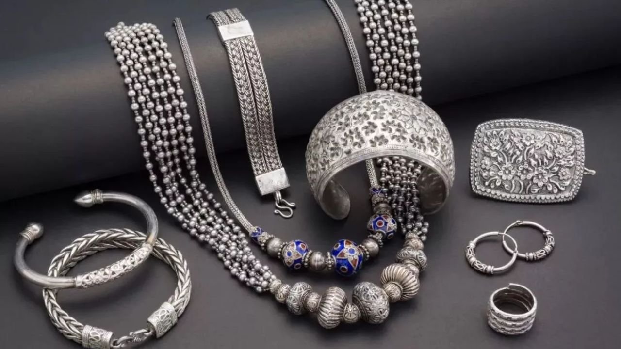 चांदी की बात करें तो इसमें तेजी और भी ज्यादा चौंकाने वाली है। एक दिन की स्थिरता और एक दिन की गिरावट के बावजूद बीते नौ दिनों में एक किलो चांदी 45,100 रुपये महंगी हो चुकी है। दिल्ली में आज चांदी 3,05,100 रुपये प्रति किलोग्राम के भाव पर बिक रही है। मुंबई और कोलकाता में भी यही रेट देखने को मिला, जबकि चेन्नई में चांदी सबसे महंगी रही, जहां इसका भाव 3,18,100 रुपये प्रति किलोग्राम दर्ज किया गया। (Img: Google)