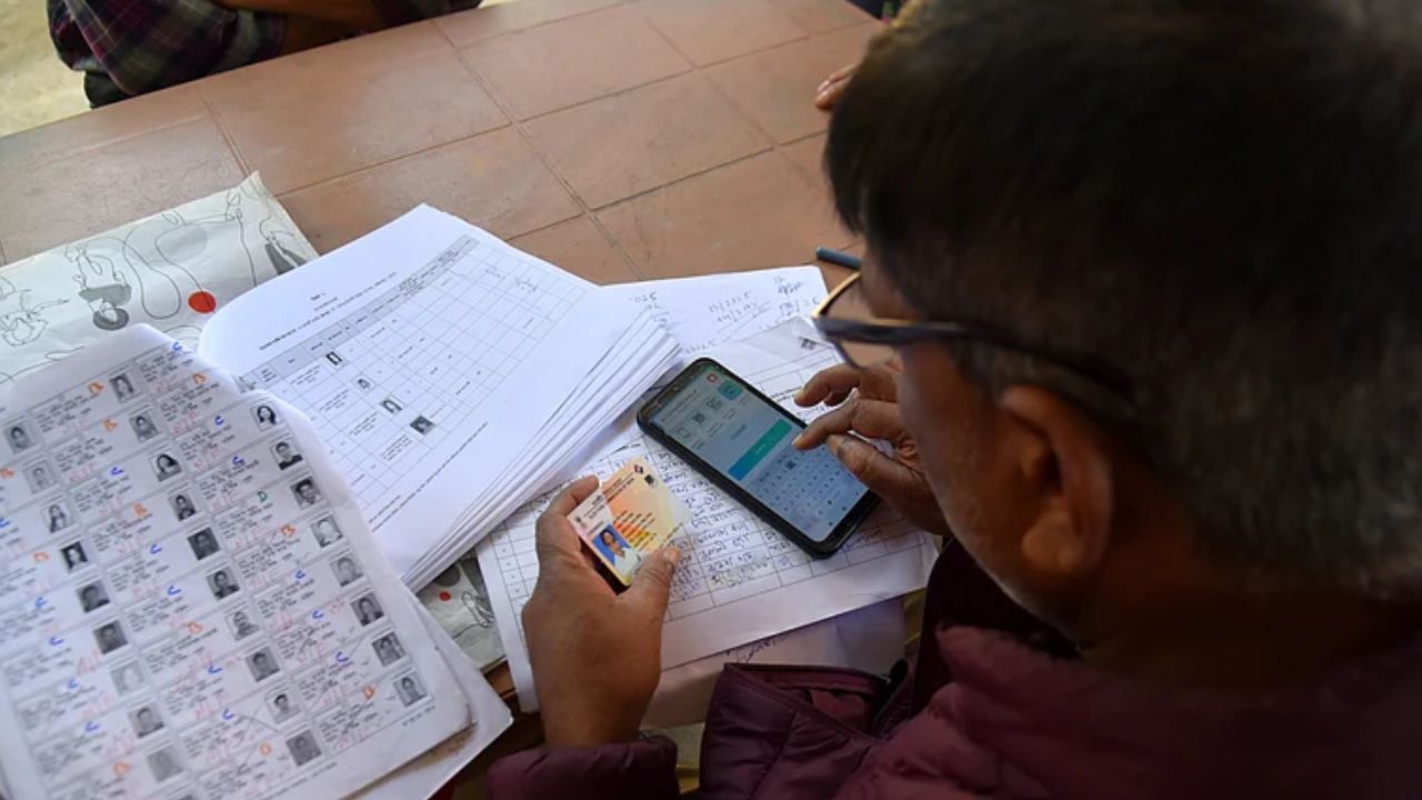 UP SIR: यूपी के 25 लाख लोगों की बढ़ी धड़कन, इलेक्शन कमीशन ने किया कटघरे में खड़ा