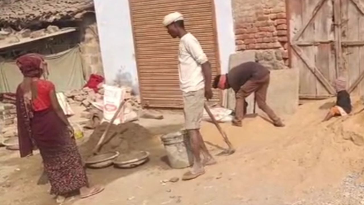 Video: सोनभद्र के बिल्ली मारकुंडी में नाली निर्माण विवाद, ग्रामीणों का आरोप- सरकारी धन का हो रहा दुरुपयोग