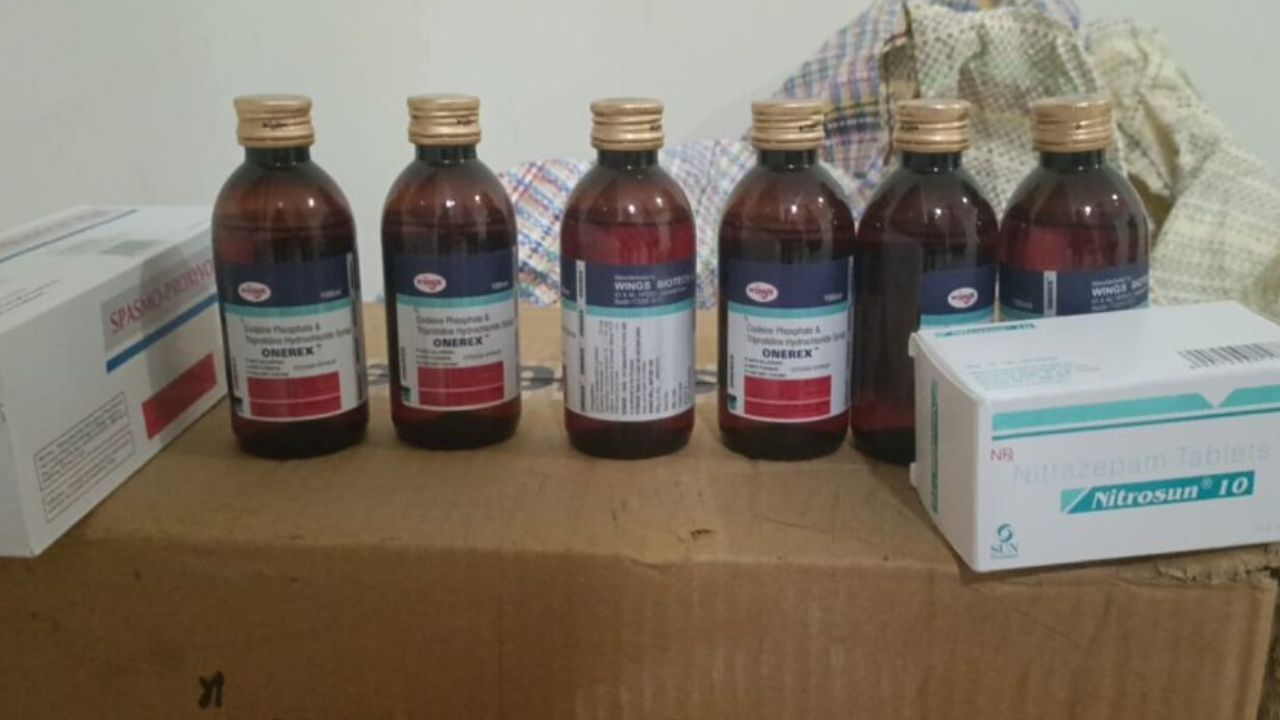 एटा में 25 लाख की ऑनरेक्स कोडीन कफ सिरप की खेप बरामद, तंबाकू गोदाम से खुला राज