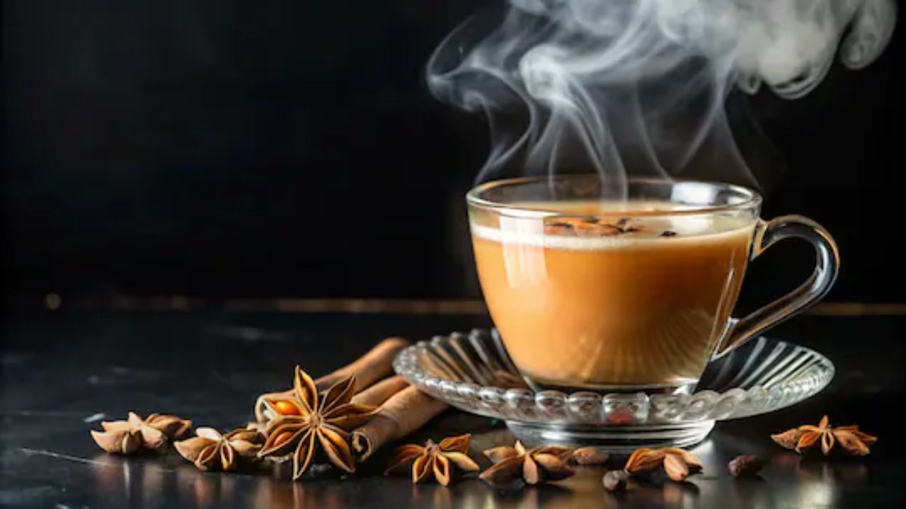 एक्सपर्ट्स मानते हैं कि लंबे समय तक खाली पेट चाय पीने की आदत लिवर की कार्यक्षमता को प्रभावित कर सकती है। इससे लिवर में सूजन और फैटी लिवर जैसी समस्याओं का खतरा बढ़ जाता है। इसके अलावा चाय में पाया जाने वाला टैनिन शरीर में आयरन के अवशोषण को रोकता है। रोजाना सुबह खाली पेट चाय पीने से हीमोग्लोबिन का स्तर गिर सकता है, जिससे कमजोरी, थकान, चक्कर आना और बाल झड़ने जैसी दिक्कतें सामने आ सकती हैं। (Img: Google)