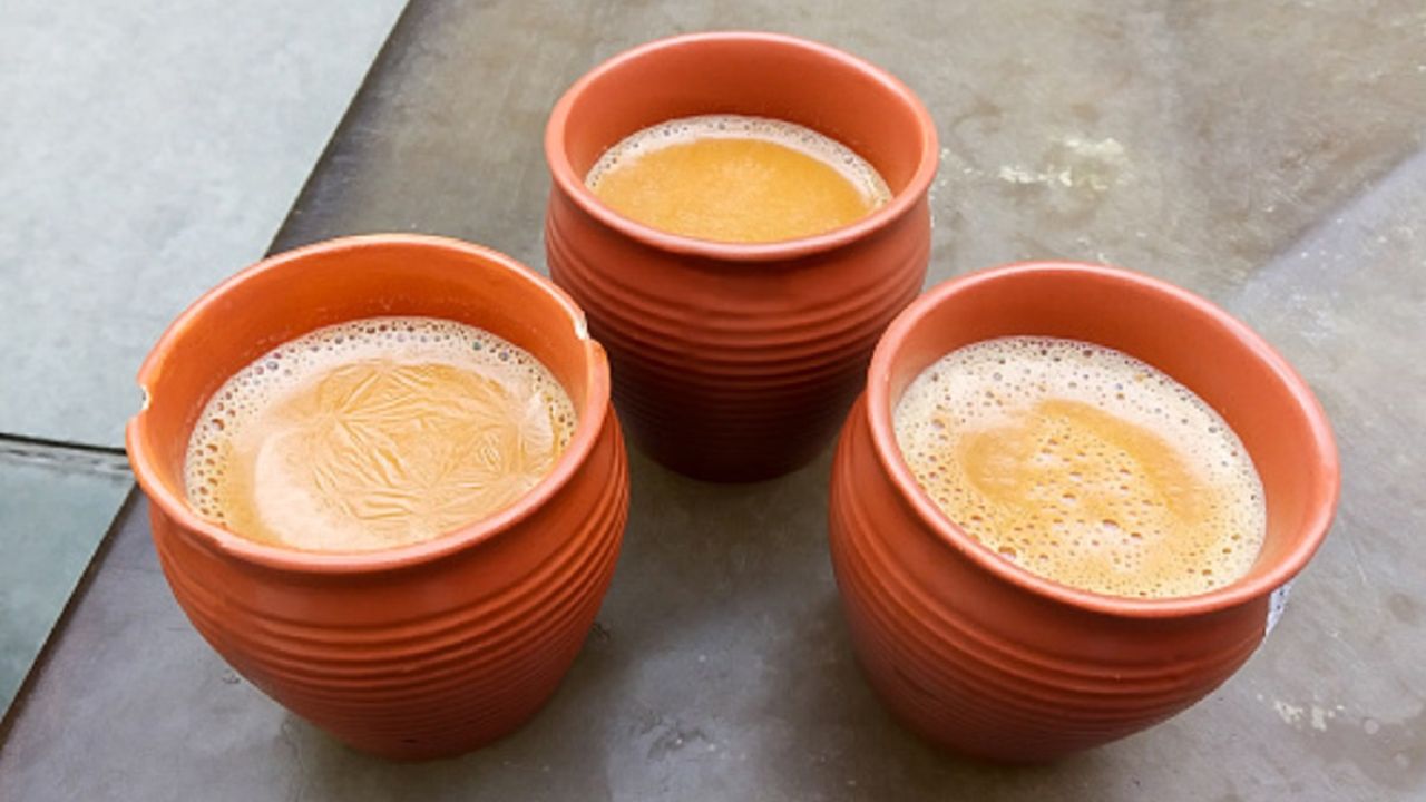 चाय में मौजूद कैफीन और टैनिन जैसे तत्व खाली पेट सीधे पाचन तंत्र पर असर डालते हैं। सुबह के समय पेट सबसे ज्यादा संवेदनशील होता है और ऐसे में चाय पीने से एसिडिटी, गैस, जलन और अपच की समस्या हो सकती है। लगातार ऐसा करने से पेट की अंदरूनी परत कमजोर होने लगती है, जिससे पाचन तंत्र सही तरीके से काम नहीं कर पाता। कई लोगों में सुबह-सुबह बेचैनी और घबराहट भी इसी वजह से देखी जाती है। (Img: Google)