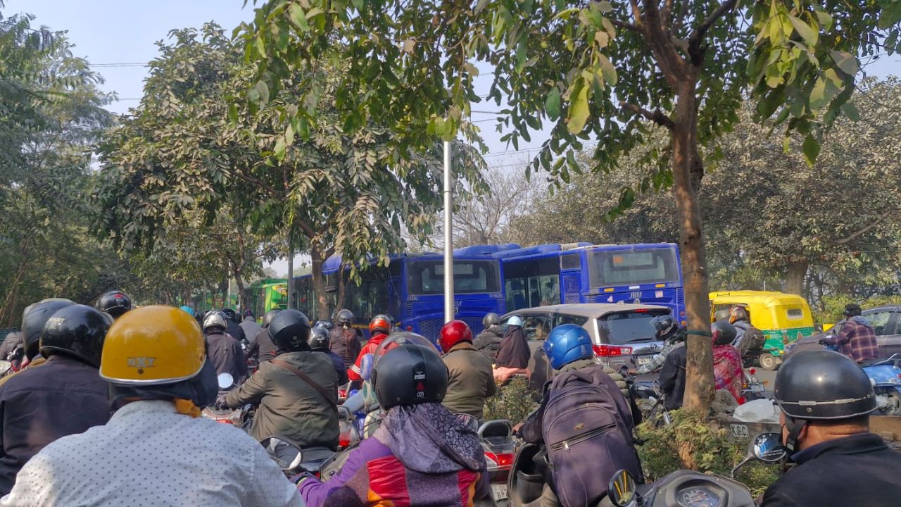 नेताजी के आते ही दिल्ली पुलिस का सिस्टम फेल, NCR के लाखों लोग परेशान, देखें वीडियो