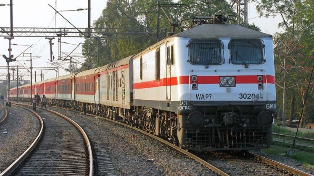 पटना-दिल्ली राजधानी में बम की सूचना से हड़कंप, 16 कोच कराया खाली, जानिए फिर क्या हुआ