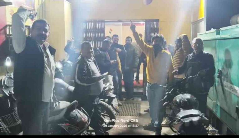गोरखपुर: वर्कमैन स्टाफ की अनदेखी पर फूटा आक्रोश, पीएनबी मंडल कार्यालय के बाहर जोरदार प्रदर्शन