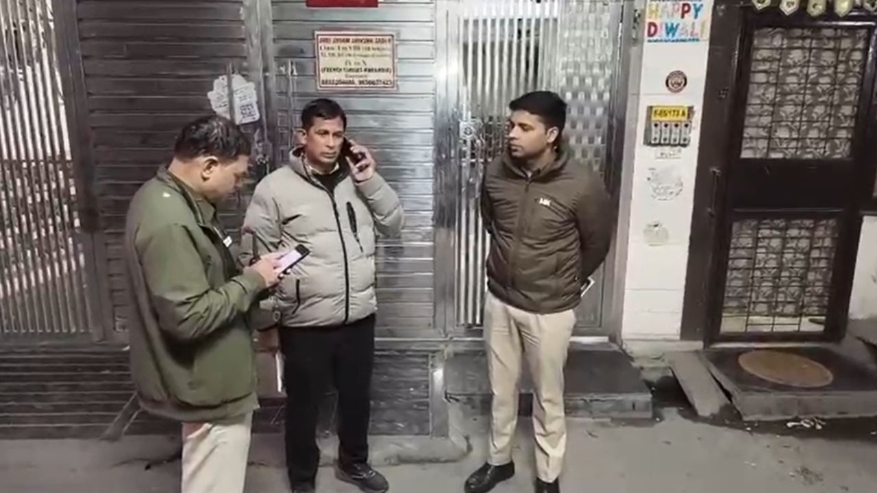 Delhi Triple Murder: लक्ष्मी नगर में ट्रिपल मर्डर से दहशत, युवक ने माँ-भाई और बहन को उतारा मौत के घाट