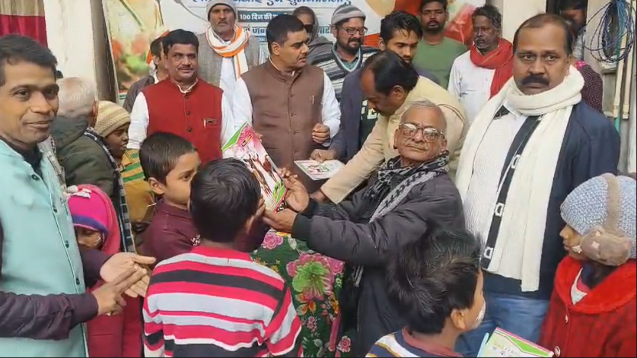 गोरखपुर: मलिन बस्ती में प्रियंका गांधी का जन्मदिवस, दलित महिलाओं व बच्चों संग केक काटकर कांग्रेस ने दिया सामाजिक न्याय का संदेश