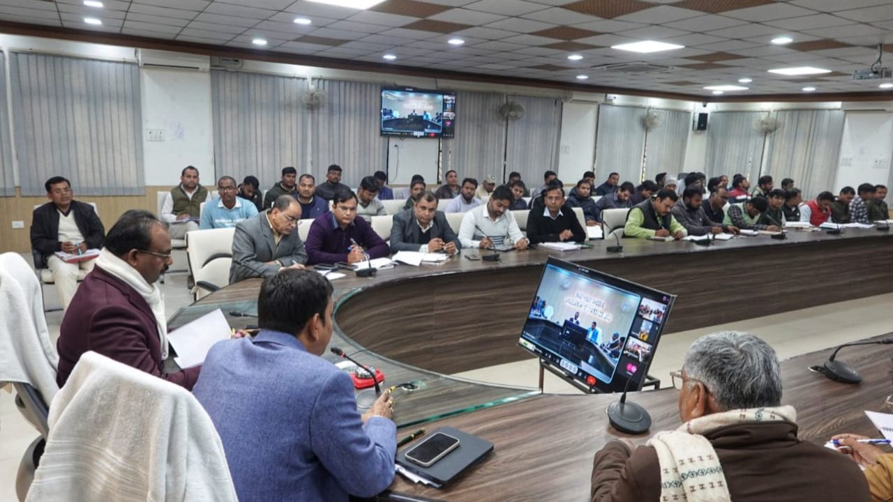 राजस्व और निर्वाचन कार्यों में लापरवाही बर्दाश्त नहीं: डीएम संतोष कुमार शर्मा, जानें पूरी खबर