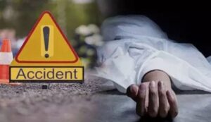 गोरखपुर: ट्रक-टेलर की भीषण टक्कर में खलासी की मौत, चालक गंभीर रूप से घायल