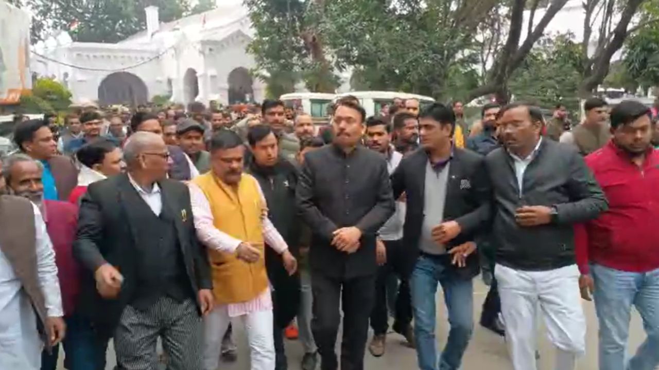 Bareilly: सिटी मजिस्ट्रेट पद से इस्तीफे के बाद निलंबित PCS अधिकारी का विरोध तेज, पढ़ें पूरी खबर