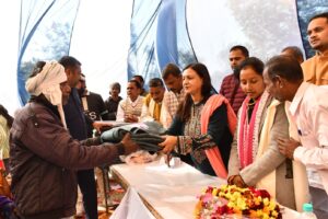 समाजसेवी पूनम सिंह ने गणमान्य लोगों को किया सम्मानित, बांटे कंबल