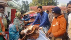 गोरखपुर: मकर संक्रांति पर ग्राम सभा सतुआभार में जनसेवा की मिसाल, बुजुर्गों को कंबल भेंट कर किया गया सम्मान