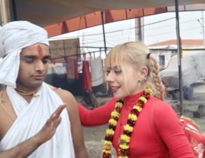 माघ मेले गया घर का इकलौता चिराग बना सन्यासी, परिजनों ने बाबा से वापिस मांगा अपना बेटा