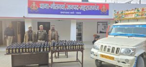 महराजगंज में पुलिस को कुचलने की कोशिश, अवैध शराब से भरी पिकअप पलटी, कांस्टेबल घायल, चालक फरार