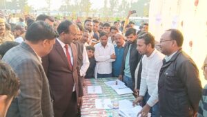 सिसवा के हेवती में डीएम की ग्राम चौपाल, निर्वाचक नामावली पढ़कर योजनाओं को लेकर किया जागरूक