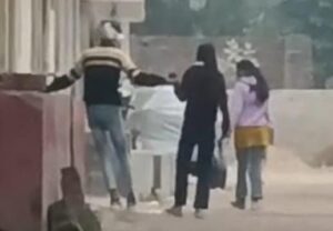 गोरखपुर: गोला में सरेआम शर्मनाक हरकत…छात्रा से छेड़छाड़ का वीडियो वायरल, मचा हड़कंप