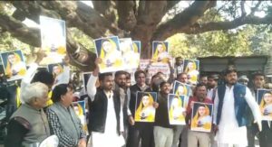 Raebareli News: अहिल्या बाई होल्कर प्रतिमा तोड़े जाने पर रायबरेली में प्रदर्शन, जानें पूरी खबर