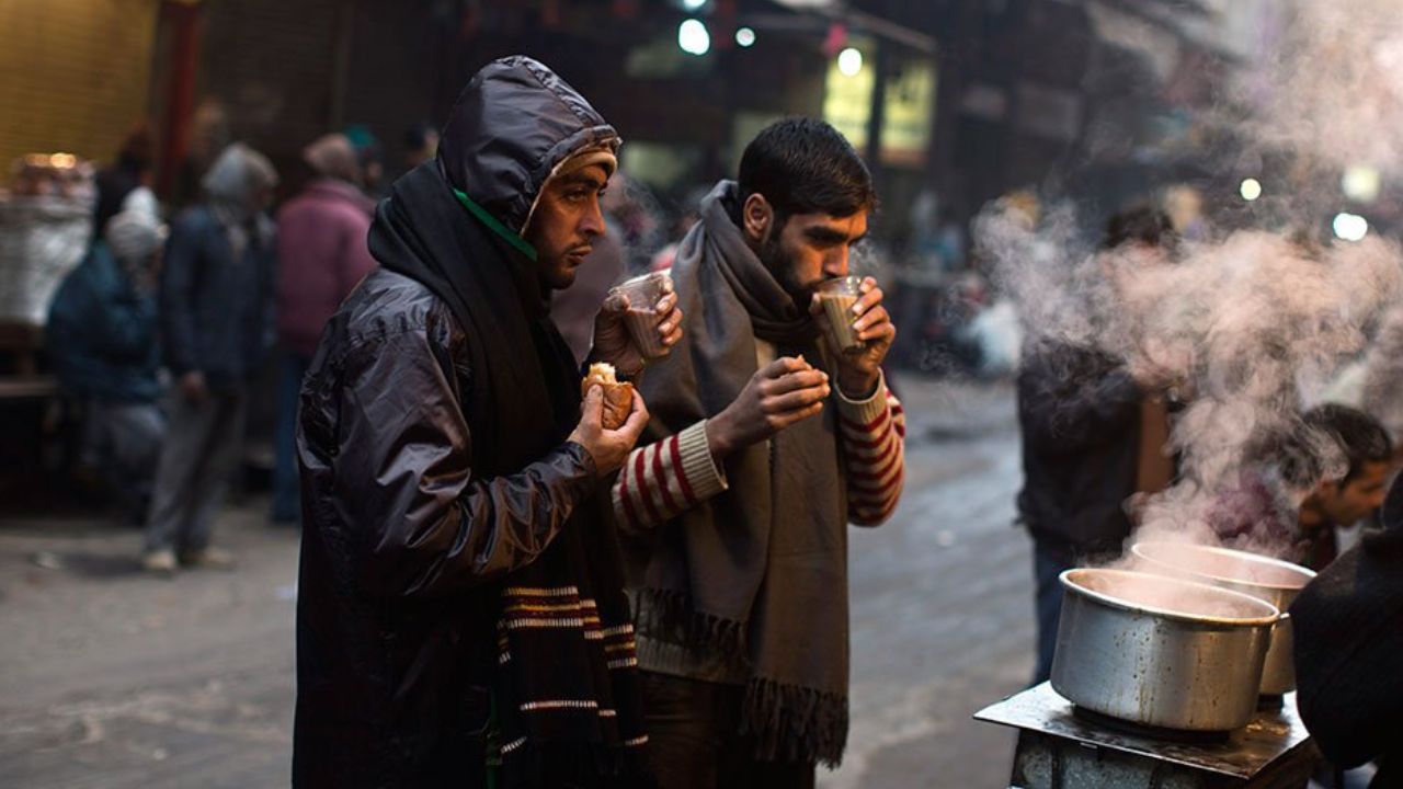 लगातार बढ़ती ठंड और घने कोहरे को देखते हुए गौतमबुद्धनगर जिला प्रशासन ने बड़ा फैसला लिया है। बच्चों की सुरक्षा को ध्यान में रखते हुए नर्सरी से कक्षा 8 तक के सभी स्कूलों को 10 जनवरी 2026 तक बंद रखने के आदेश जारी किए गए हैं। जिला बेसिक शिक्षा अधिकारी द्वारा जारी आदेश में बताया गया है कि यह निर्णय जिलाधिकारी के निर्देश पर लिया गया है। (Img: Google)