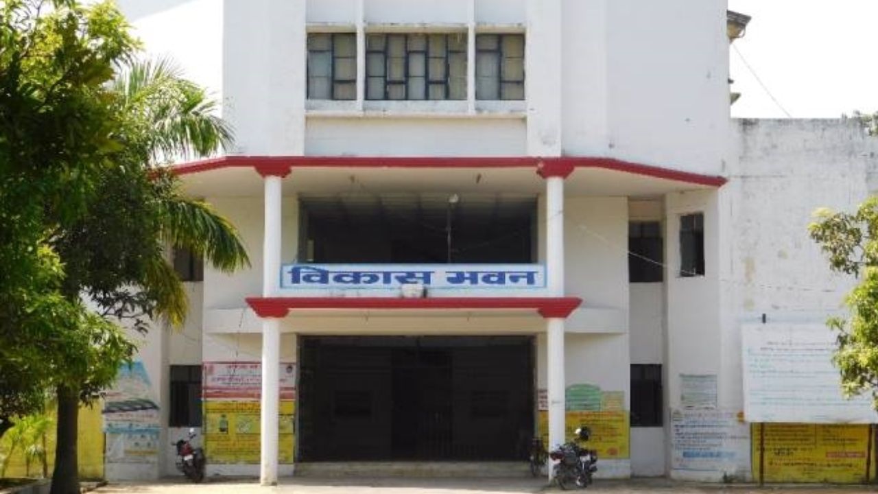 प्रधानमंत्री आवास योजना में बड़ा खुलासा: ग्राम विकास अधिकारी सस्पेंड, जानें इनसाइड स्टोरी