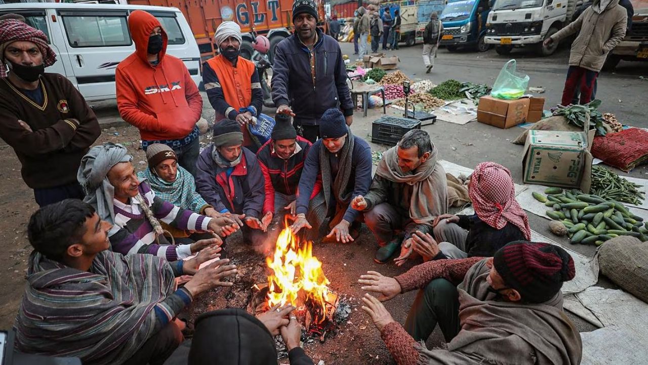 31 जनवरी से 2 फरवरी के बीच पश्चिमी विक्षोभ के दोबारा सक्रिय होने से आंधी-बारिश की गतिविधियां बढ़ सकती हैं। मौसम विभाग ने लोगों को सावधानी बरतने की सलाह दी है, खासकर सुबह और रात के समय जब कोहरा और ठंड ज्यादा असर दिखा सकती है। (Img: Google) 31 जनवरी से 2 फरवरी के बीच पश्चिमी विक्षोभ के दोबारा सक्रिय होने से आंधी-बारिश की गतिविधियां बढ़ सकती हैं। मौसम विभाग ने लोगों को सावधानी बरतने की सलाह दी है, खासकर सुबह और रात के समय जब कोहरा और ठंड ज्यादा असर दिखा सकती है। (Img: Google)