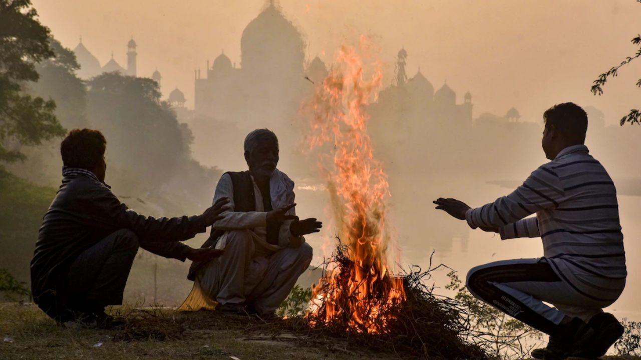 UP Weather Alert: यूपी के 30 से ज्यादा जिलों में घना कोहरा और शीतलहर का डबल अटैक, बढ़ेगी ठंड