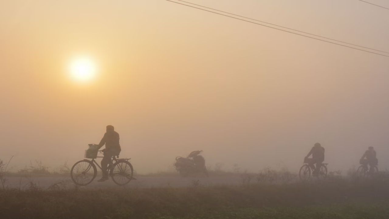 यूपी में ठंड का डबल अटैक: लखनऊ समेत 30 जिलों में घने कोहरे की चेतावनी, तापमान में फिर आएगी गिरावट