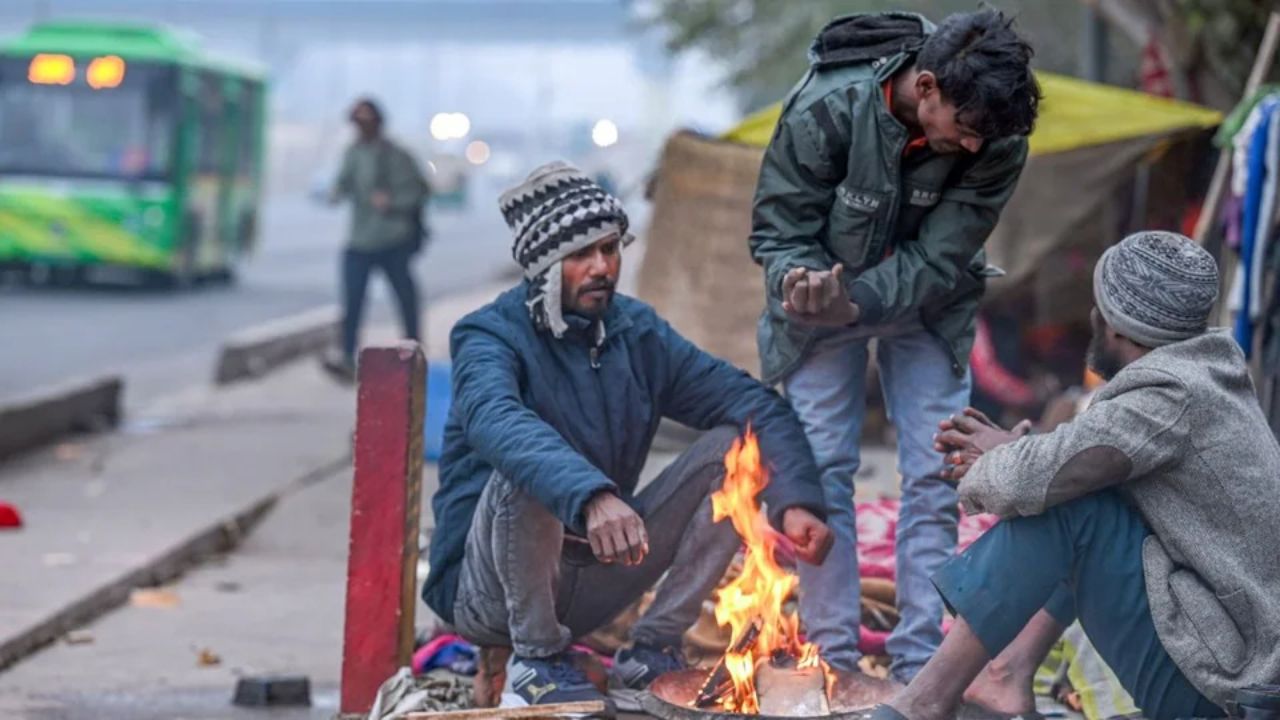 उत्तर प्रदेश में मौसम लगातार करवट बदल रहा है। ठंड के साथ अब घना कोहरा लोगों की मुश्किलें बढ़ा रहा है। भारतीय मौसम विभाग (IMD) के अनुसार प्रदेश के पूर्वी और पश्चिमी हिस्सों में सुबह के समय घना कोहरा छाया रहेगा। खासकर तराई और पश्चिमी यूपी के कई जिलों में दृश्यता बेहद कम रहने की आशंका है। इसे देखते हुए मौसम विभाग ने कई जिलों में येलो अलर्ट जारी किया है और लोगों को सतर्क रहने की सलाह दी है। (Img: Google)