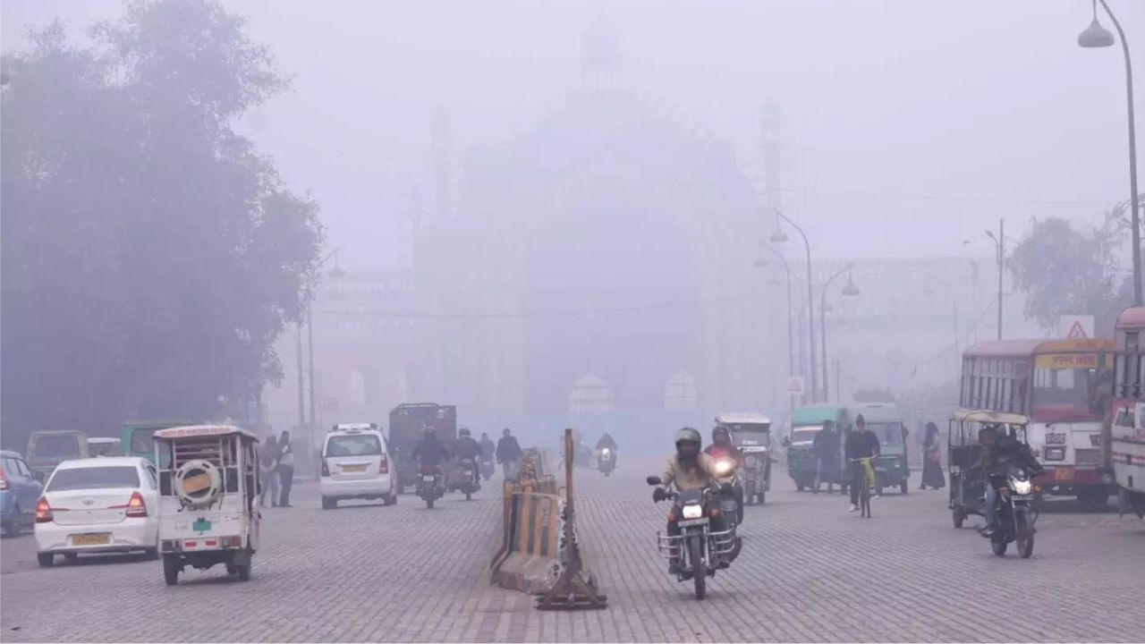 मौसम विभाग का कहना है कि आज प्रदेश के ज्यादातर हिस्सों में मौसम शुष्क रहेगा, लेकिन सुबह और देर रात को ठिठुरन बढ़ेगी। बरेली, पीलीभीत, शाहजहांपुर, लखीमपुर खीरी, सीतापुर, बहराइच, श्रावस्ती, गोंडा, बलरामपुर, सिद्धार्थनगर, बस्ती, संतकबीरनगर, महाराजगंज, गोरखपुर, देवरिया, कुशीनगर समेत करीब 20 जिलों में घने कोहरे का येलो अलर्ट है। वाहन चालकों को विशेष सावधानी बरतने की जरूरत है। (Img: Google)