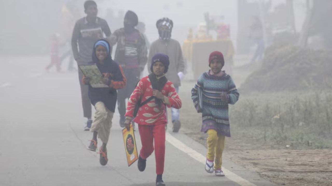 पूर्वी यूपी और बुंदेलखंड के कई जिलों में दिन के समय धूप खिलने की संभावना है। वाराणसी, प्रयागराज, जौनपुर, मिर्जापुर, सोनभद्र, चित्रकूट, प्रतापगढ़, अमेठी, रायबरेली, कानपुर, झांसी और ललितपुर जैसे जिलों में दिन में धूप राहत देगी, लेकिन रात में ठंड का असर बरकरार रहेगा। यानी दिन और रात के तापमान में बड़ा अंतर महसूस किया जाएगा। (Img: Google)