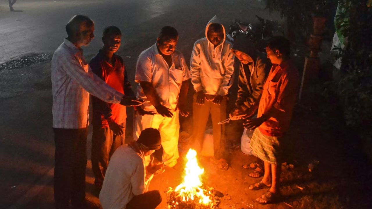 मौसम वैज्ञानिकों के मुताबिक यूपी में मौसम का यह बदलाव दो नए पश्चिमी विक्षोभ के कारण हो रहा है। पहला विक्षोभ 19 जनवरी की रात और दूसरा 21 जनवरी को उत्तर-पश्चिम भारत को प्रभावित करेगा। इसके असर से 22 जनवरी से पश्चिमी यूपी में हल्की बारिश और 23 जनवरी को प्रदेश के दोनों हिस्सों में छिटपुट बारिश की संभावना है। अगले कुछ दिनों में पहले तापमान में बढ़ोतरी और फिर गिरावट देखने को मिल सकती है। (Img: Google)