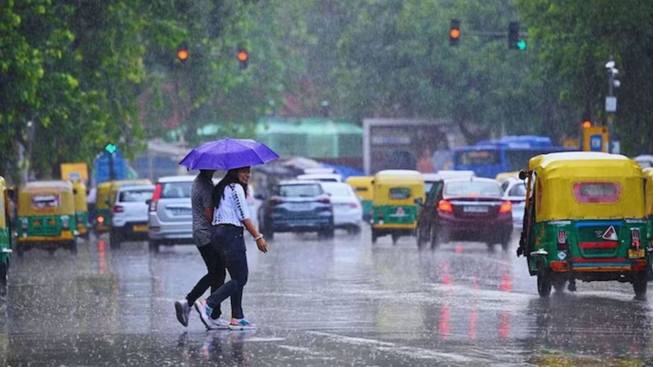उत्तर प्रदेश में गणतंत्र दिवस के बाद मौसम ने एक बार फिर करवट ले ली है। जहां बीते दिन हल्की धूप और गुनगुनी गर्माहट ने लोगों को राहत दी थी, वहीं अब भारतीय मौसम विभाग (IMD) ने 27 और 28 जनवरी को प्रदेश के अधिकांश हिस्सों में तेज बारिश, आंधी और ओलावृष्टि की चेतावनी जारी की है। मौसम विभाग के अनुसार, एक सक्रिय पश्चिमी विक्षोभ के कारण यह बदलाव देखने को मिल रहा है। (Img: Google)