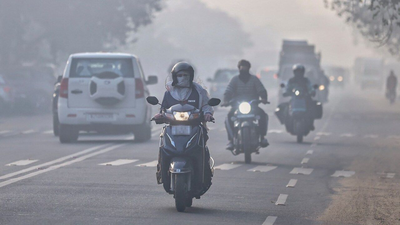 UP Weather Today: यूपी में मौसम का बदला मिजाज, घना कोहरा और गलन भरी ठंड लौटी; 15 जिलों में अलर्ट जारी