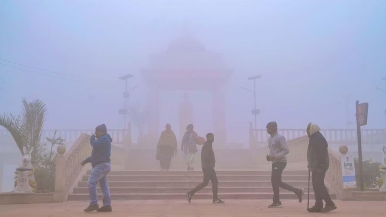 मौसम विभाग ने देवरिया, गोरखपुर, संत कबीर नगर, कुशीनगर, महाराजगंज, सिद्धार्थ नगर और बलरामपुर जिलों में घने कोहरे को लेकर येलो अलर्ट जारी किया है। इन इलाकों में सुबह के समय दृश्यता कम रहने की आशंका है, जिससे सड़क और रेल यातायात प्रभावित हो सकता है। (Img: Google)