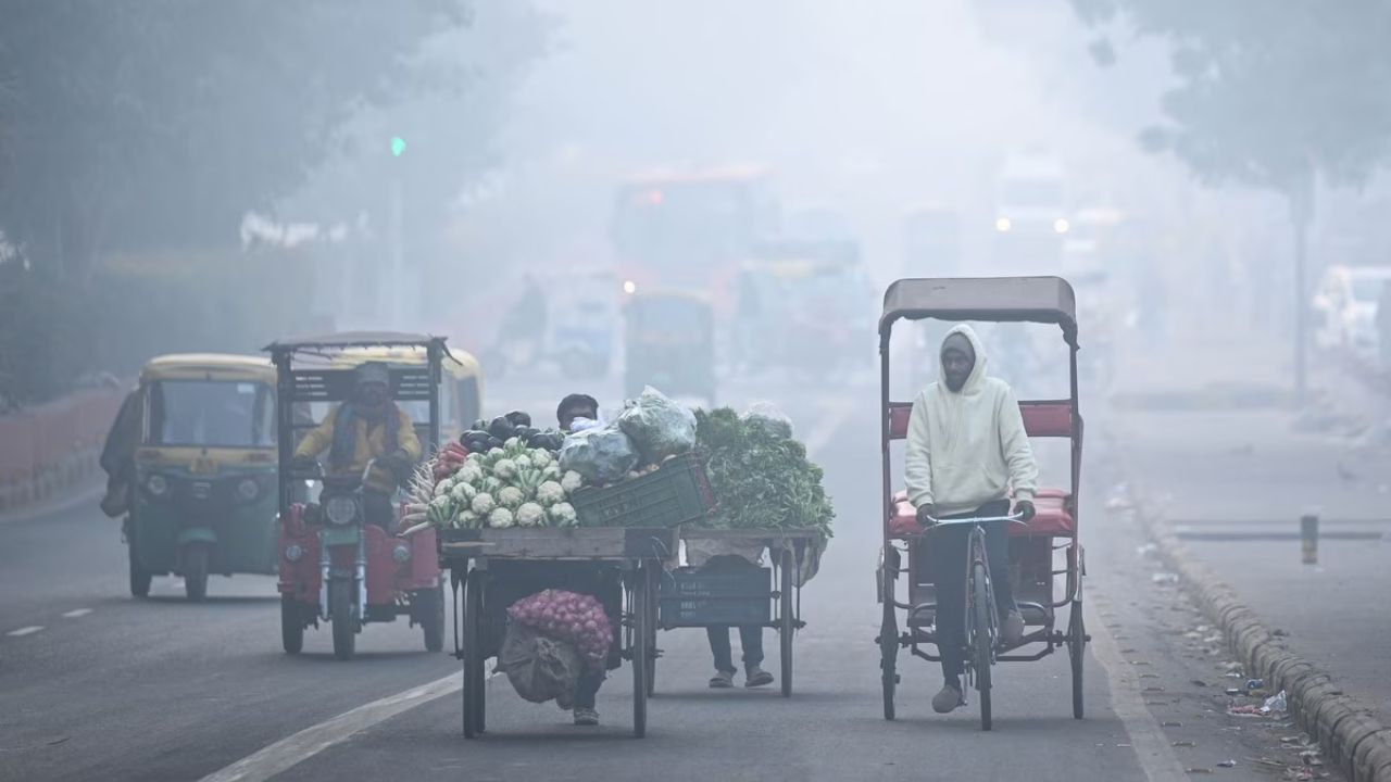 बीते 24 घंटों के दौरान उत्तर प्रदेश के कई जिलों में न्यूनतम तापमान में 3 से 6 डिग्री सेल्सियस तक की गिरावट दर्ज की गई है। इस गिरावट के चलते ठिठुरन और गलन काफी बढ़ गई है। खासकर पश्चिमी यूपी और तराई क्षेत्रों में ठंड का असर ज्यादा देखने को मिल रहा है। पछुआ हवाओं और कोहरे के कारण दिन के समय भी ठंड का अहसास बना हुआ है। (Img: Google)