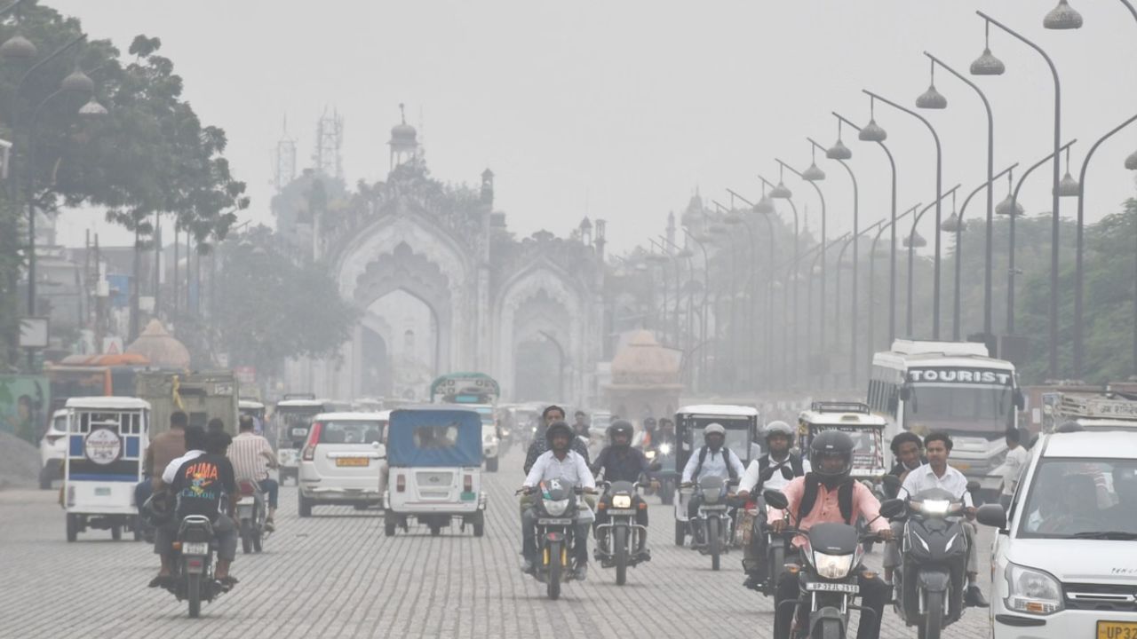 5 जनवरी को पूर्वी उत्तर प्रदेश के कई हिस्सों में घना कोहरा छाए रहने की संभावना है। वहीं पश्चिमी यूपी में भी कुछ स्थानों पर कोहरा लोगों की परेशानी बढ़ा सकता है। बीते दिन 15 से 20 किलोमीटर प्रति घंटे की रफ्तार से चली ठंडी हवाओं के कारण तापमान और गिर गया। लगातार कोहरा और धूप न निकलने से दिन में भी कंपकंपी महसूस की गई।  (Img: Google)