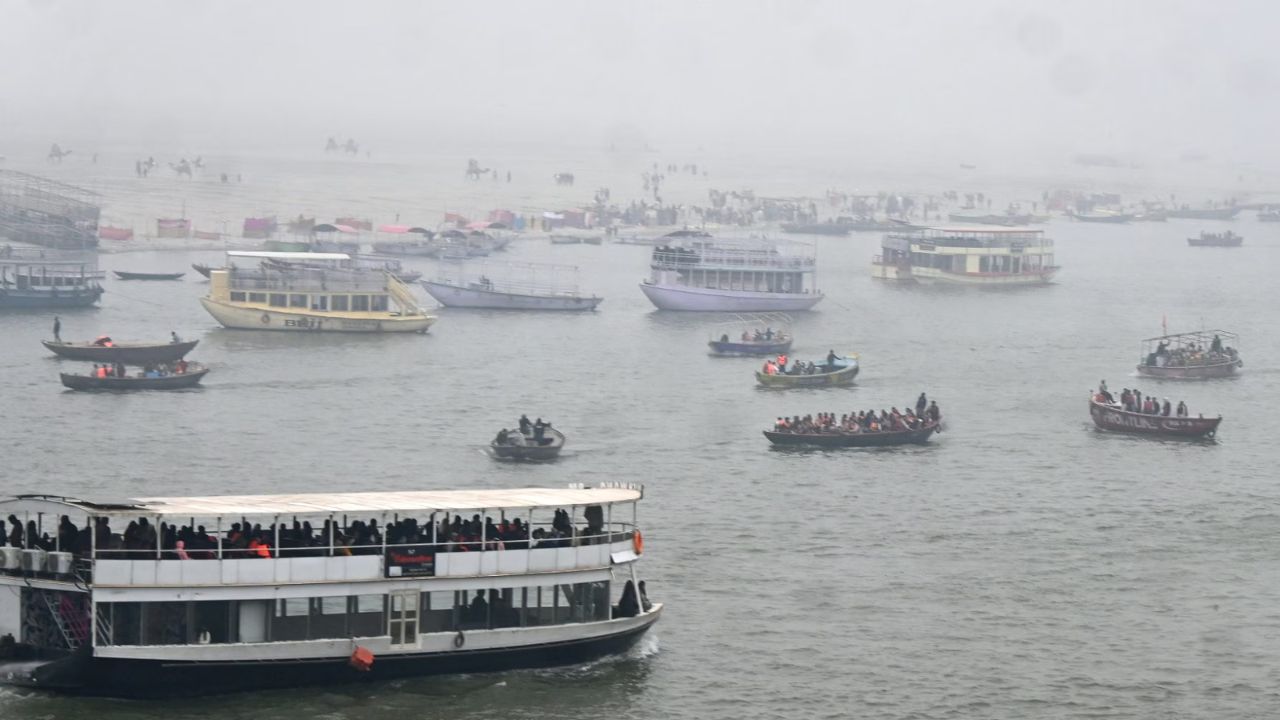 उत्तर प्रदेश में सर्दी और कोहरे का प्रकोप लगातार बढ़ता जा रहा है। नए साल की शुरुआत के साथ ही मौसम ने करवट ले ली है और ठंड ने लोगों की दिनचर्या को पूरी तरह प्रभावित कर दिया है। भारतीय मौसम विभाग (IMD) के ताजा पूर्वानुमान के मुताबिक, 5 जनवरी को प्रदेश के कई जिलों में घने से बहुत घने कोहरे का अलर्ट जारी किया गया है। (Img: Google)
