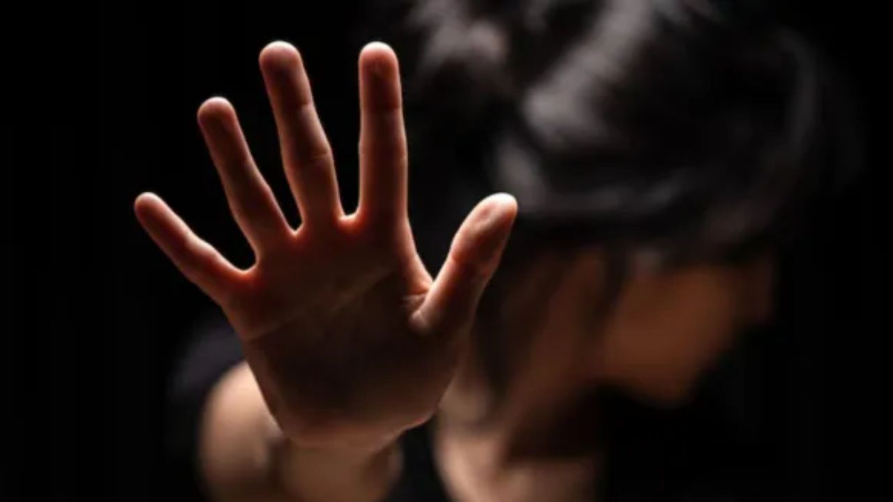 गोरखपुर में राशन माफिया की दबंगई: गेहूं मांगने पर महिला को दी ऐसी सजा, जानकर आप भी बोलोगे- इंसान थे या…