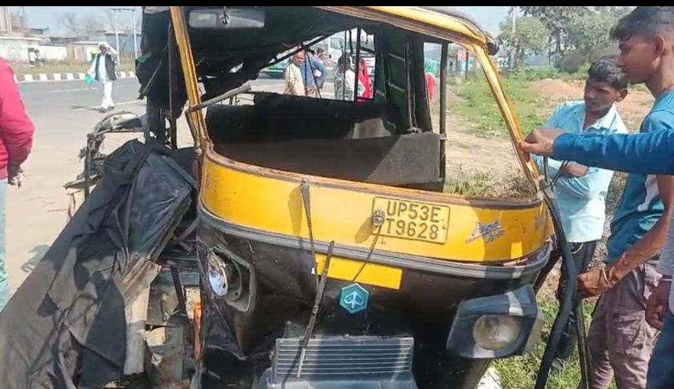 नौतनवा में एक घंटे के भीतर दो भीषण सड़क हादसे, हाईवे पर मचा हड़कंप; पांच से अधिक घायल